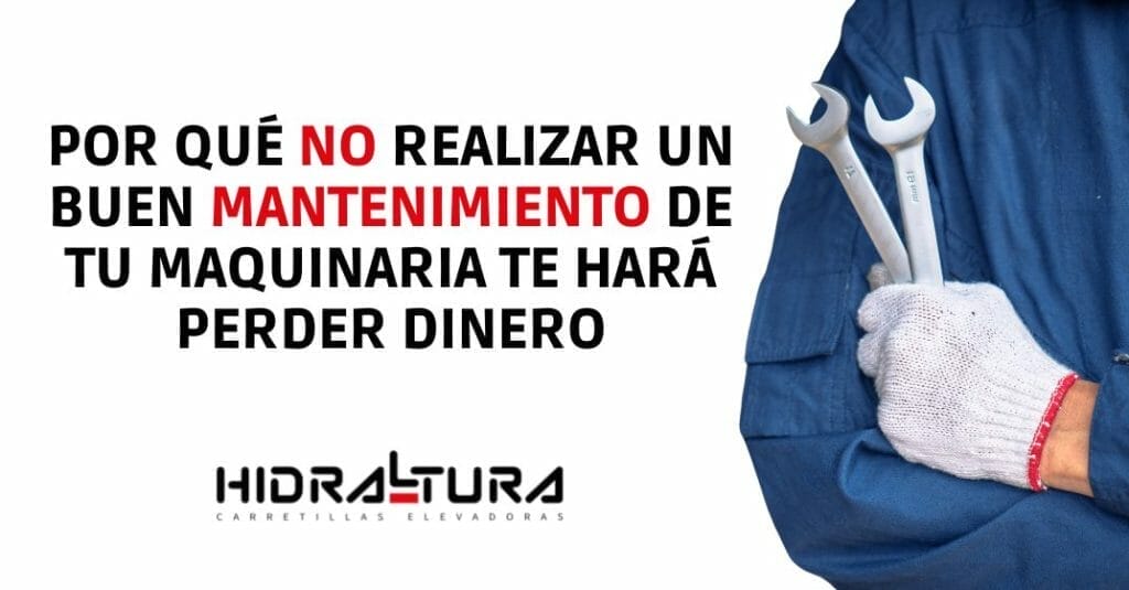 tecnico reparando carretillas o haciendo revisión