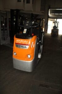 Tractor eléctrico de uso industrial ideal para transporte de cargas en almacenes y espacios logísticos.