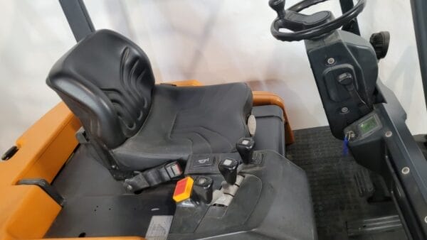 ASIENTO CARRETILLA JUNGHEINRICH AMARILLA-NARANJA Y NEGRO